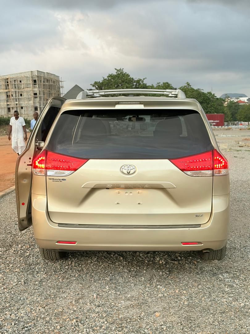 SIENNA XLE 2011